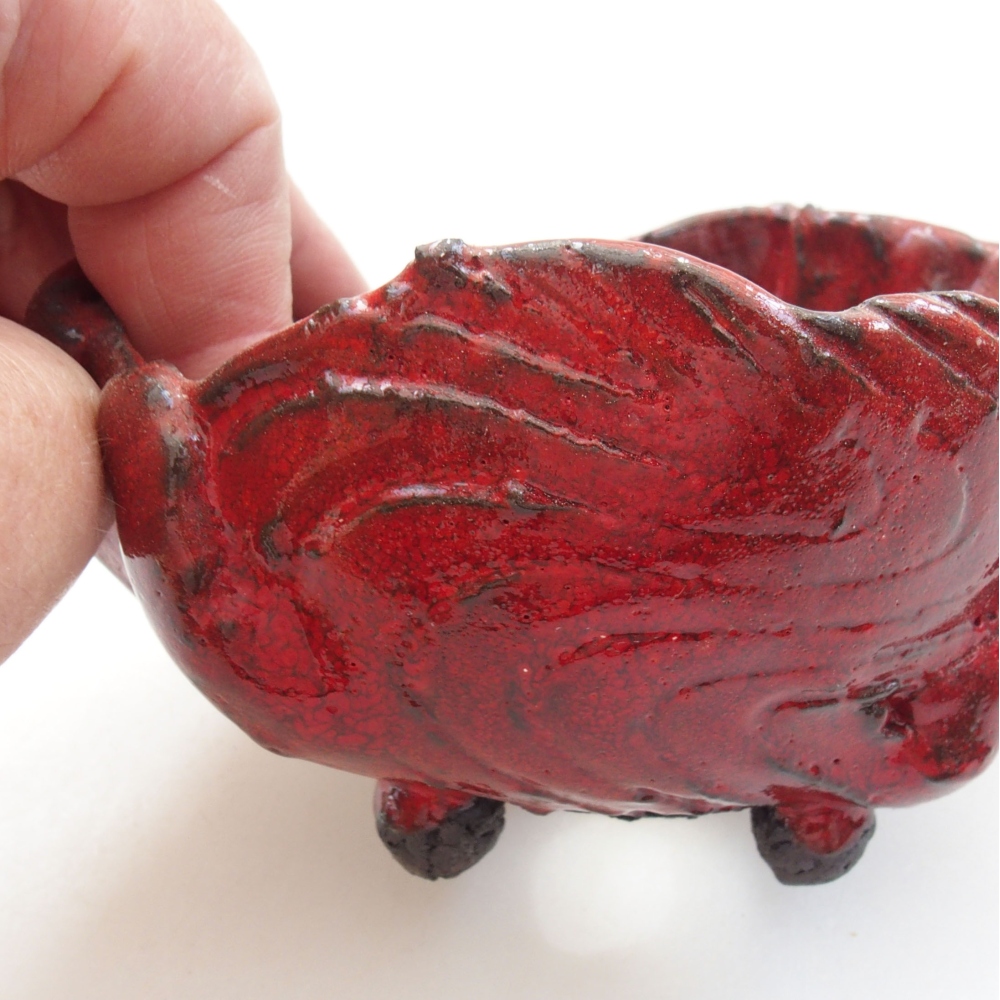 Ceramic shell 9,5 x 8 x 5 cm, color red