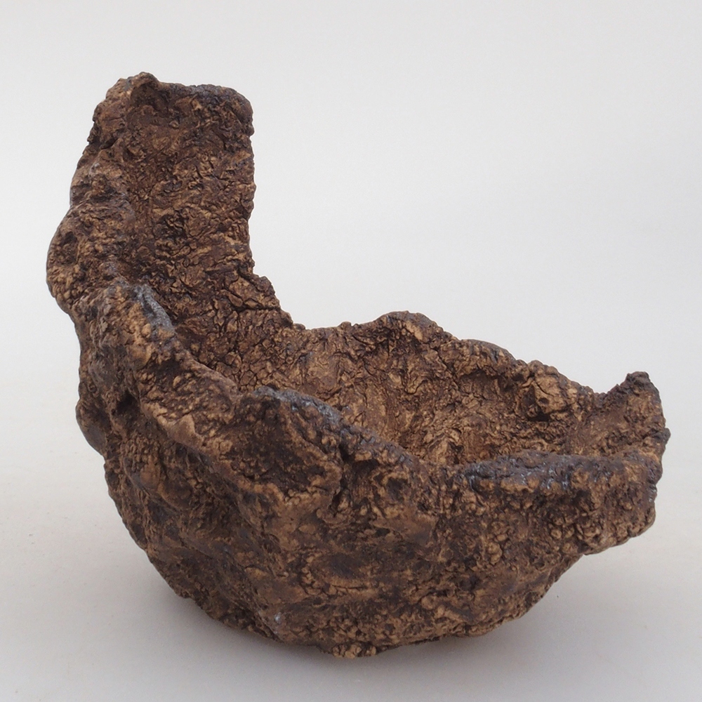 Ceramic shell 9,5 x 8 x 10 cm, brown color
