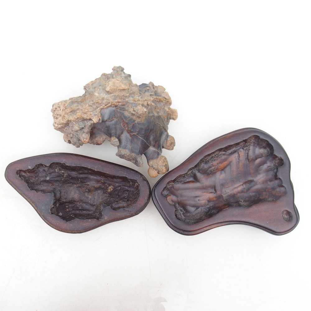 Suiseki - Stone with DAI (wooden pad)