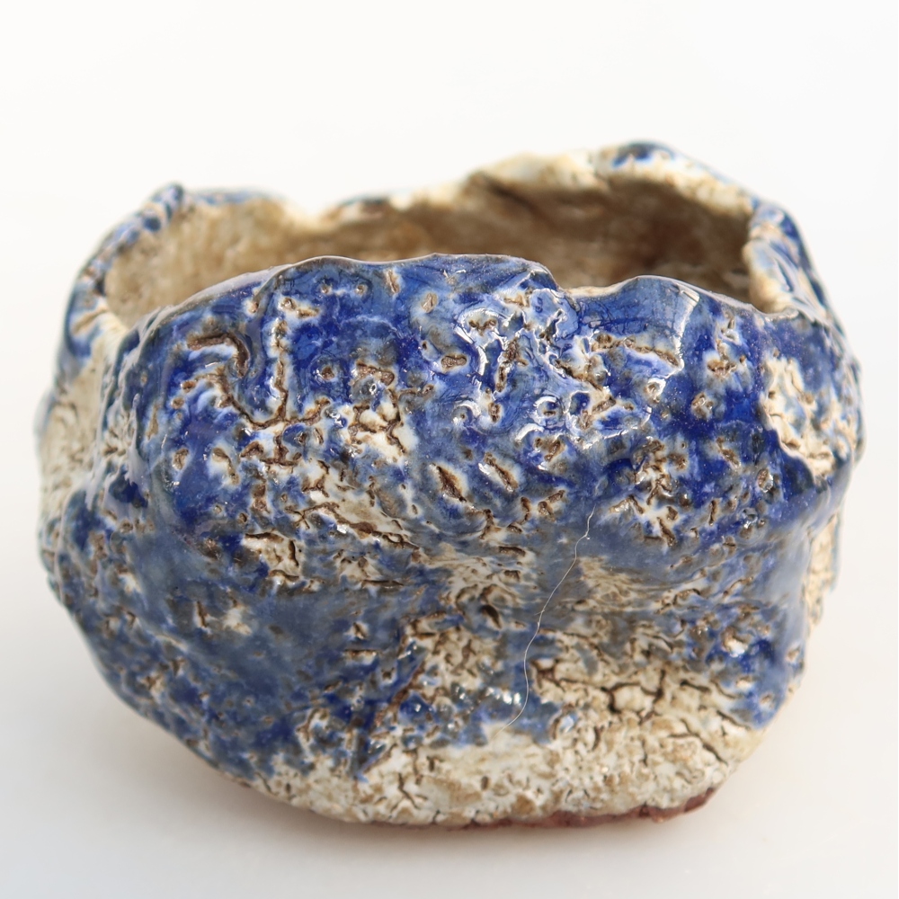 Ceramic Eggshell, 7.5 x 8 x 5.5 cm, blue and white