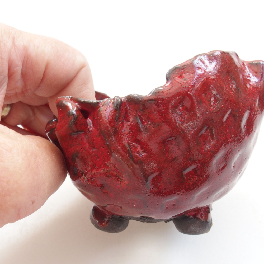 Ceramic shell 8 x 7 x 7 cm, color red