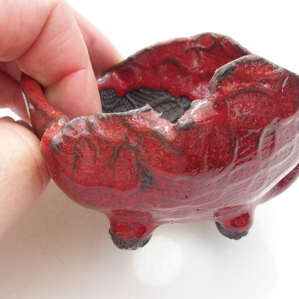 Ceramic shell 8 x 7,5 x 5,5 cm, color red