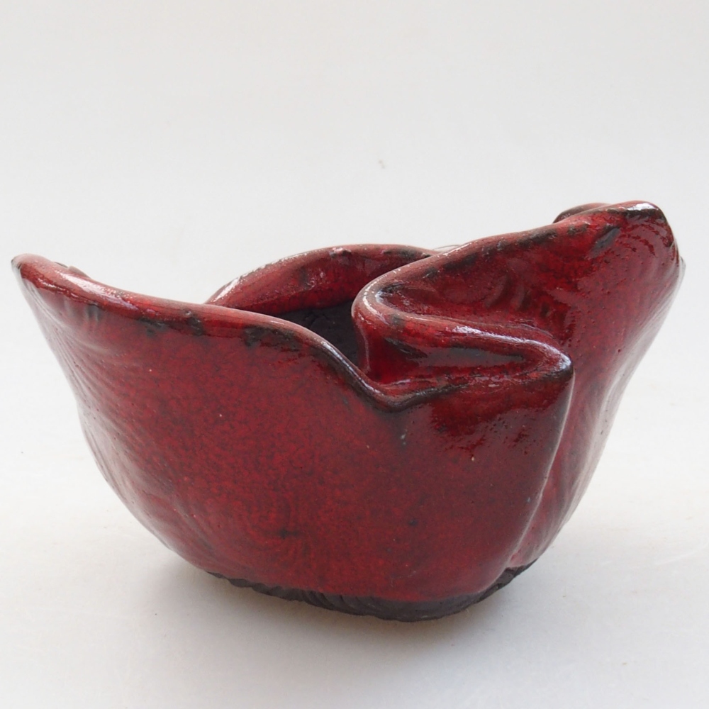 Ceramic shell 9 x 8 x 6 cm, color red
