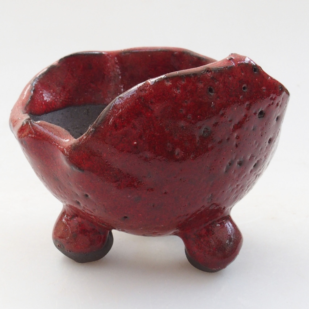 Ceramic shell 8 x 7 x 6 cm, color red