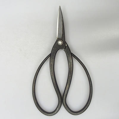 Hand-forged scissors cuts at 19 cm - 1