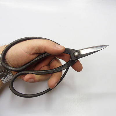 Hand-forged scissors cuts at 19 cm - 4